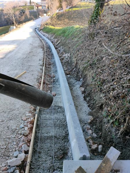 Cordoli e zanelle stradali