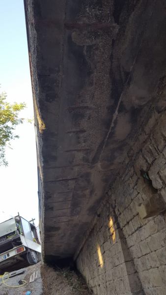 Pulizia sotto i ponti con cestello in negativo