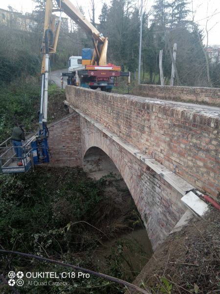 Pulizia sotto i ponti con cestello in negativo