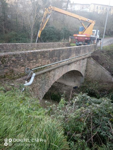 Pulizia sotto i ponti con cestello in negativo