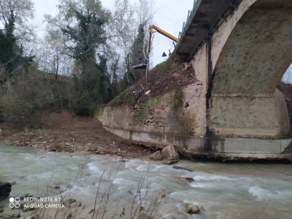 Pulizia sotto i ponti con cestello in negativo