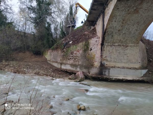 Pulizia sotto i ponti con cestello in negativo
