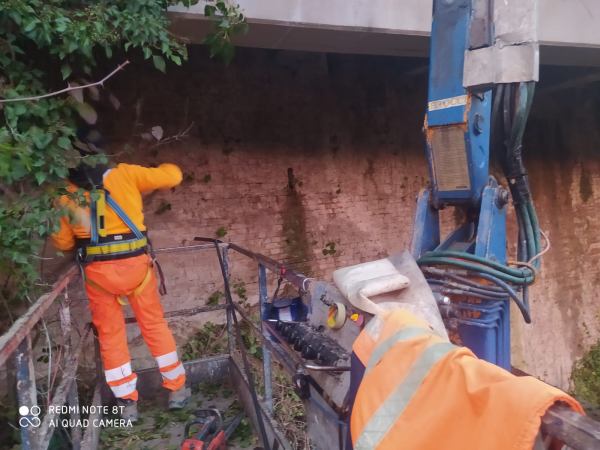 Pulizia sotto i ponti con cestello in negativo