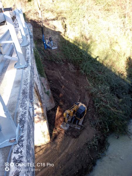 Pulizia sotto i ponti con cestello in negativo